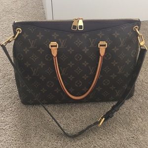 **SOLD**💯Louis Vuitton Pallas Handbag